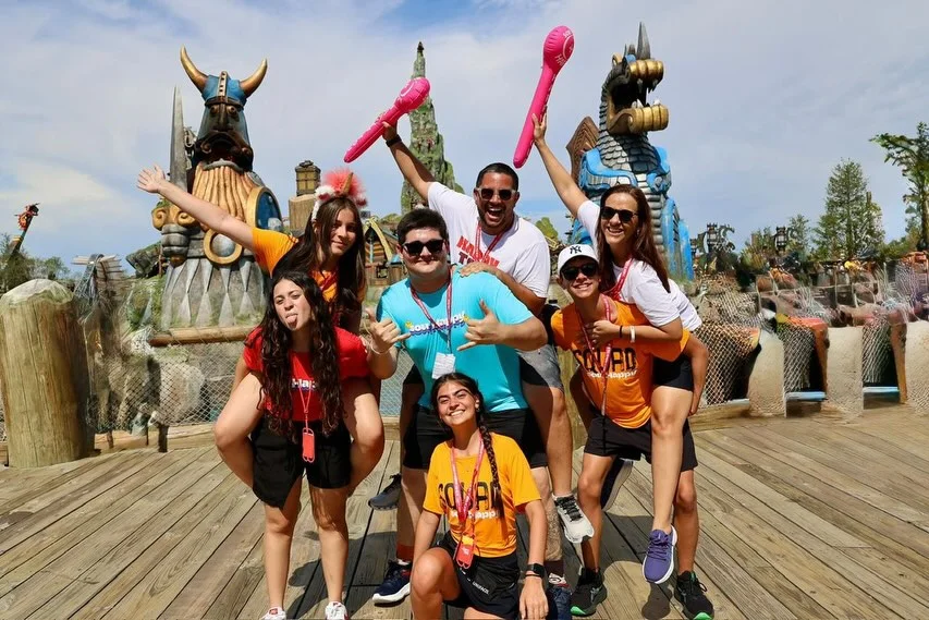 Jovens felizes na viagem